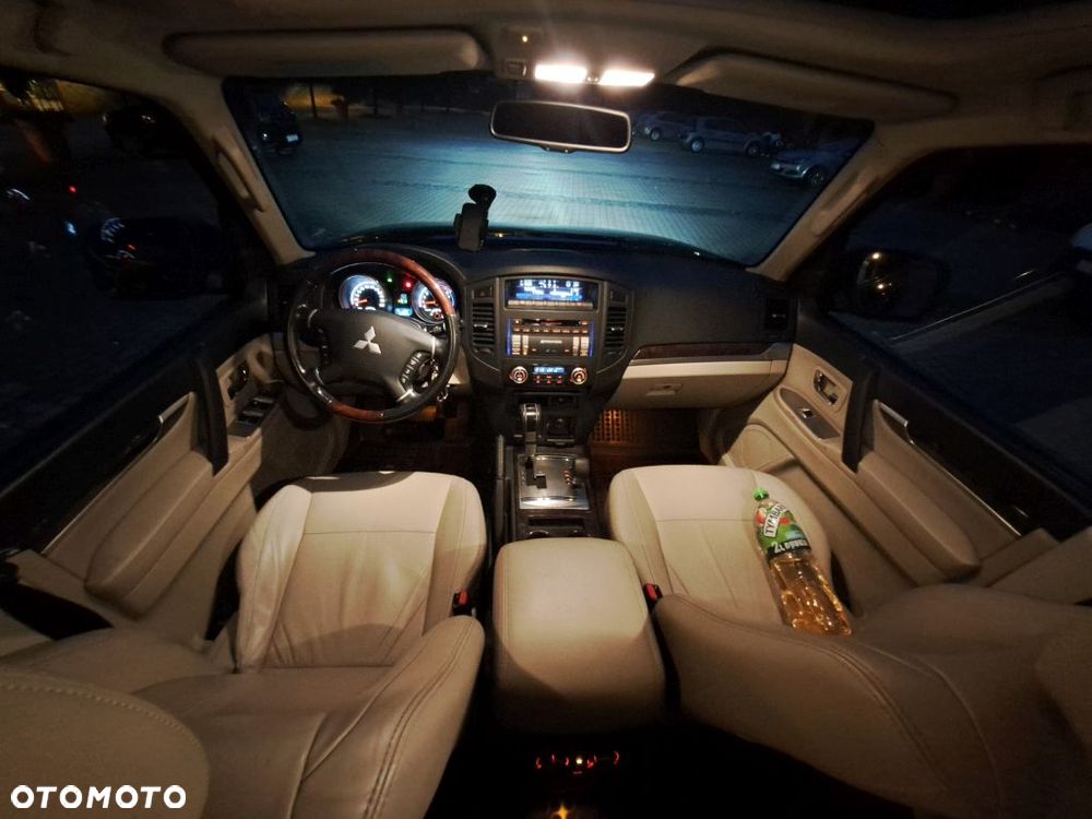 Mitsubishi Pajero - 35