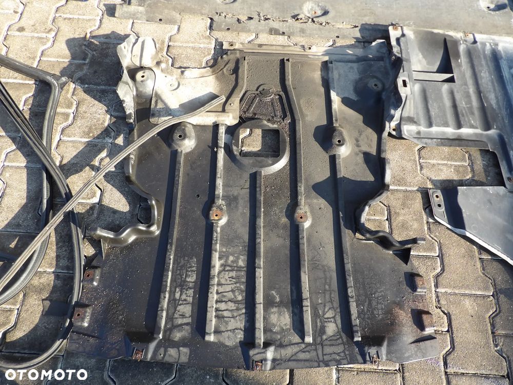 BMW - E81 - OSŁONA  , PŁYTA POD SILNIK - 7129318 - 1