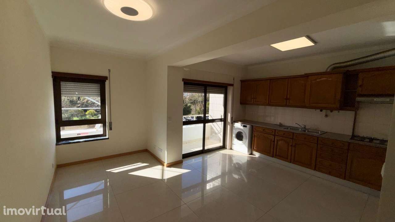 Apartamento T2 com 2 casas de banho e varanda. Junto a hipermercado... - Grande imagem: 2/23