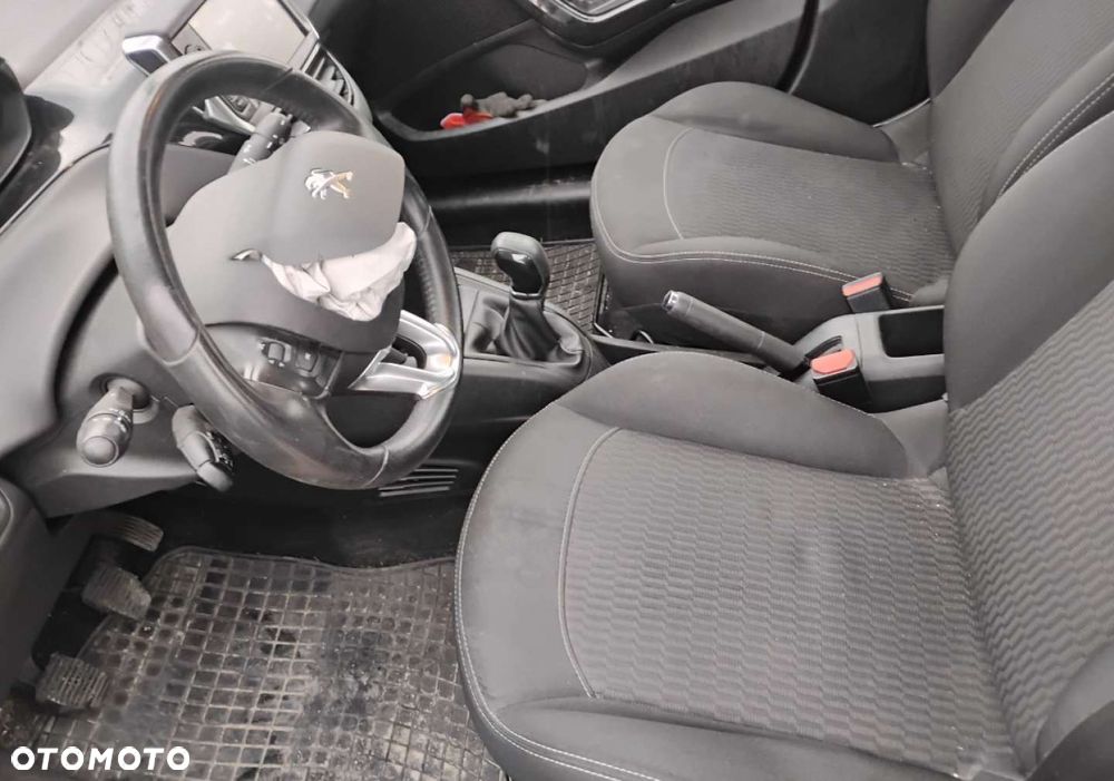 Peugeot 208 - 8