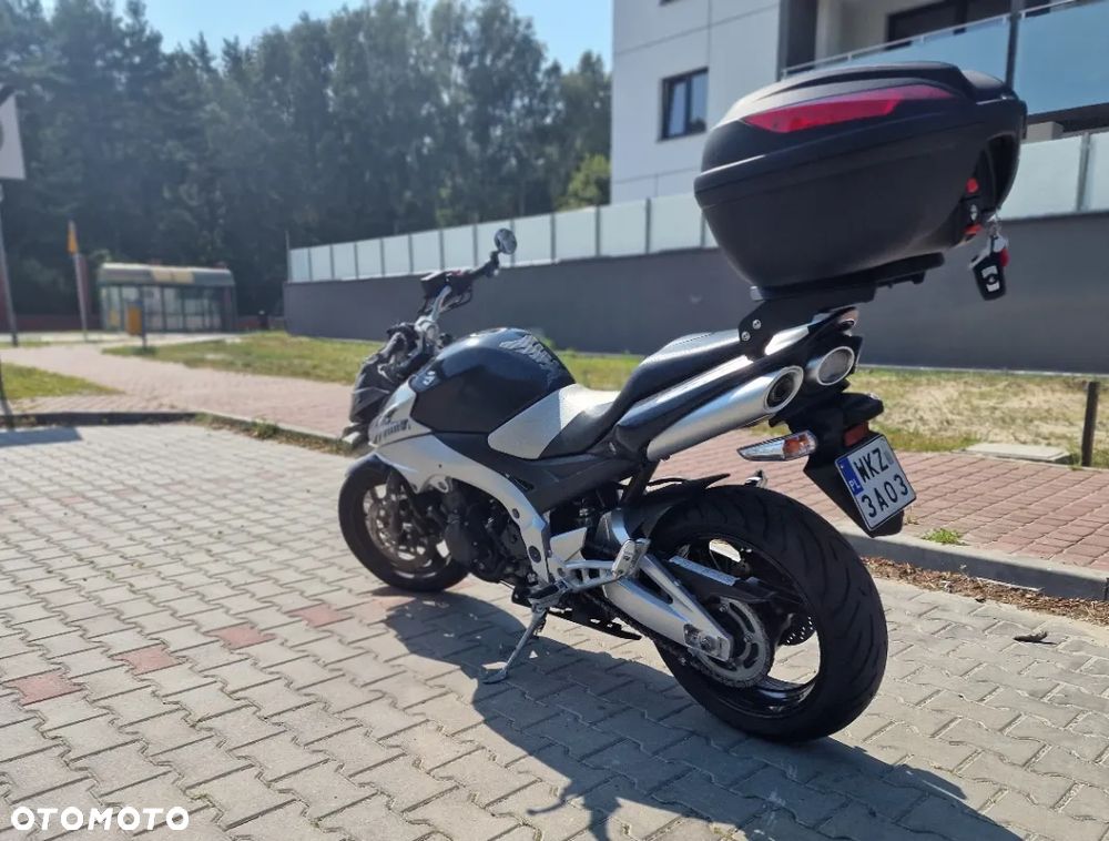 Suzuki GSR - 2
