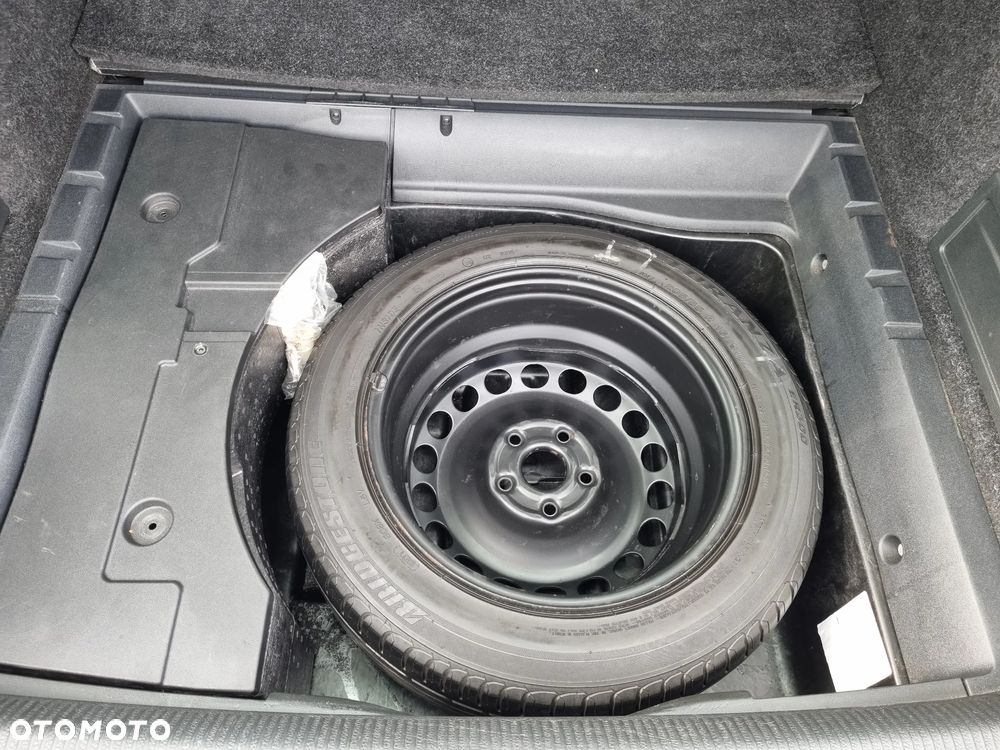 Volkswagen Passat 1.6 TDI DPF BlueMot Comfortline - 24