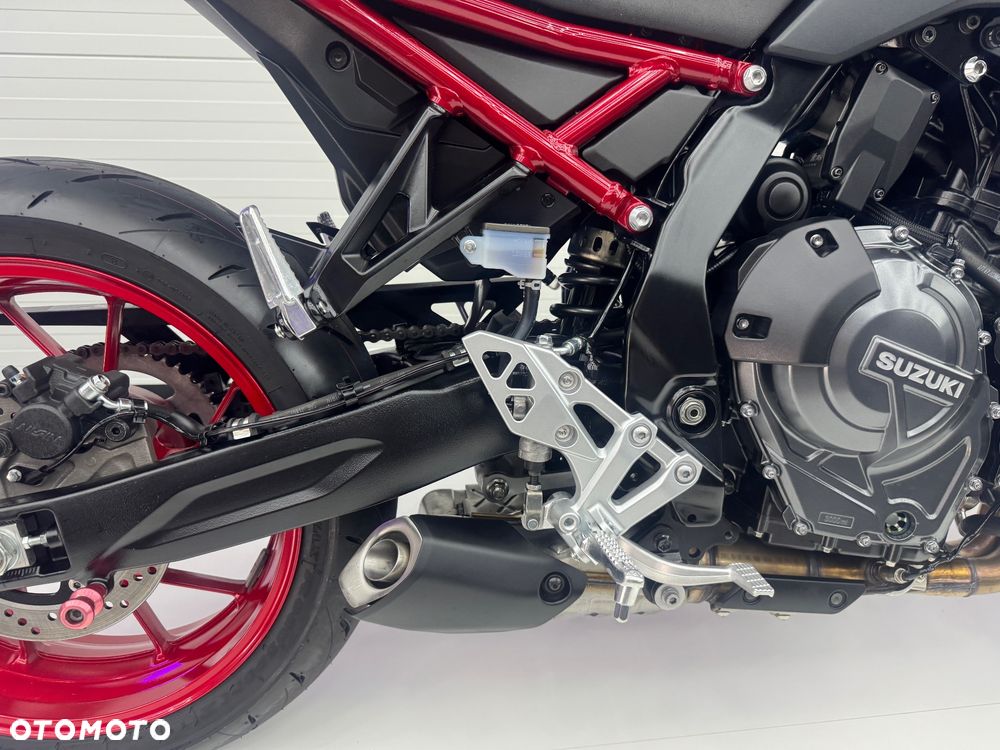Suzuki GSX - 16
