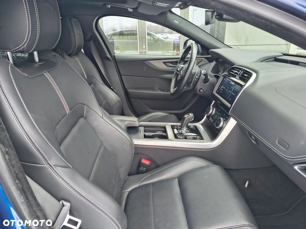 Jaguar XE 2.0 P300 AWD R-Dynamic S - 18