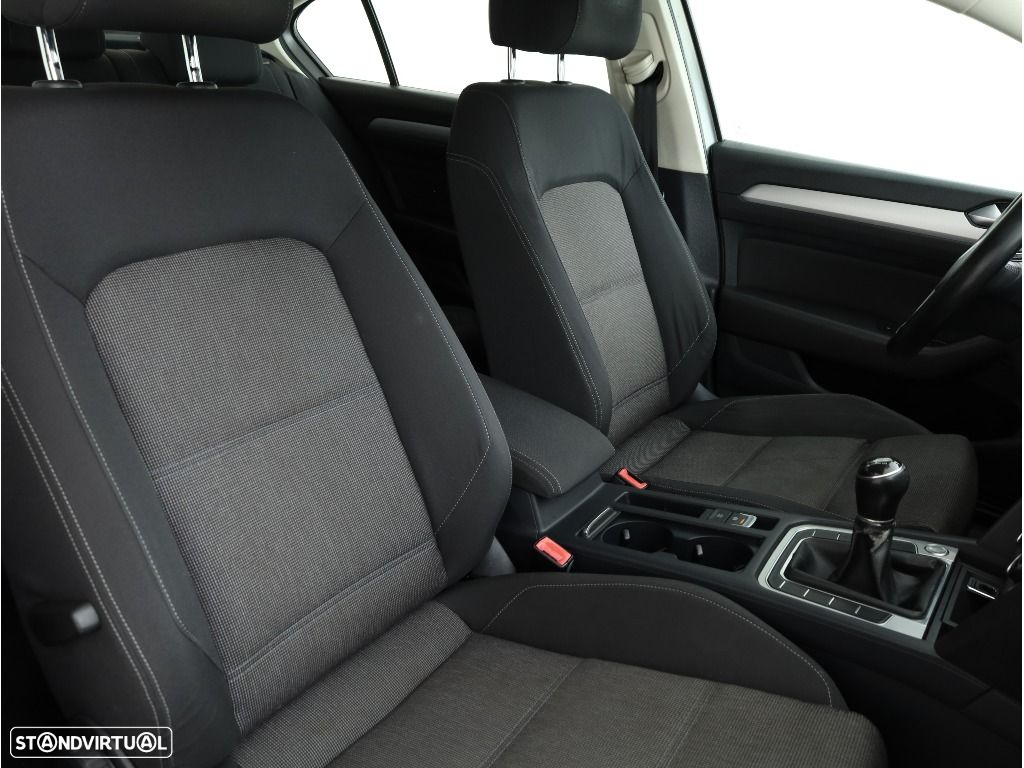 VW Passat 2.0 TDI Confortline - 16