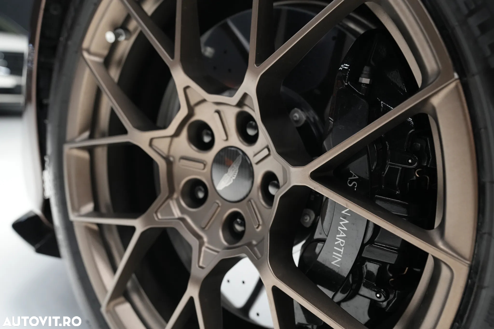 Aston Martin Vanquish - 10