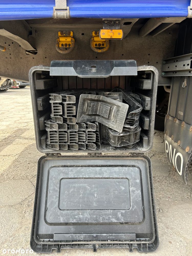 Schmitz Cargobull FIRANKA / PLANDEKI JAK NOWE / 657 841 KM PRZEBIEGU / ŁADNE OPONY / Z PEŁNYM WYPOSAŻENIEM DO ZAŁADUNKU / UCHWYTY PROMOWE / DOSTĘPNE 10 SZTUK KOLORY SREBRNY - NIEBIESKI - CZERWONY !! - 29