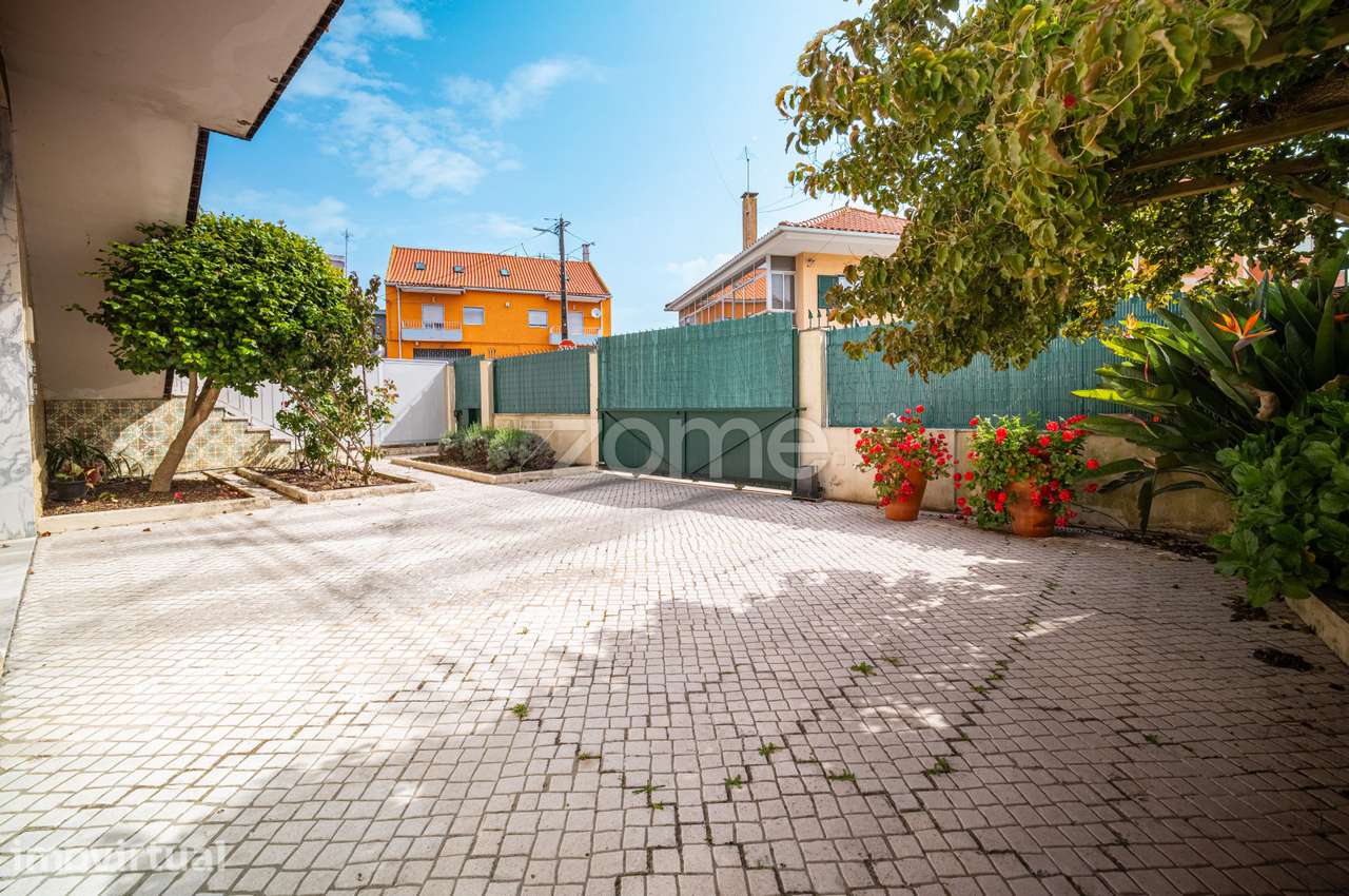 Moradia Geminada T4 com Jardim e Garagem em Zona Tranquila de Camarate - Grande imagem: 5/46