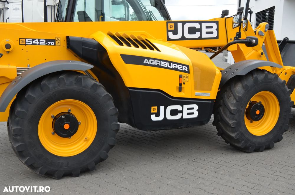 JCB - 8