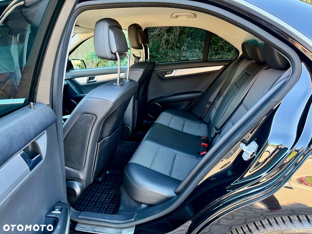 Mercedes-Benz Klasa C 180 CGI Automatik BlueEFFICIENCY Avantgarde - 12