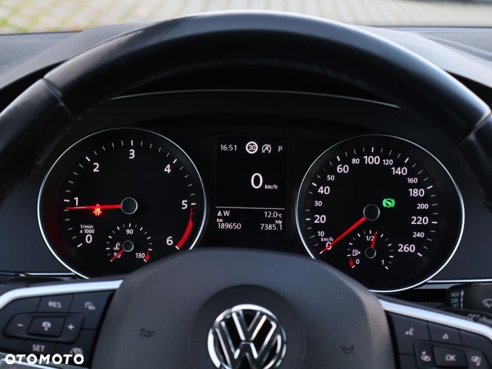 Volkswagen Passat - 11