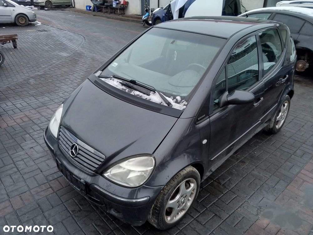KOMPLETNY PRZÓD Mercedes-Benz Klasa A W168 FL (Po Lift) (01-04r.) 195 – METEOR GRAU kolor lakier czarny Europa MASKA LAMPA ZDERZAK BŁOTNIK GRILL ATRAPA PAS PRZEDNI WZMOCNIENIE CZOŁOWE CHŁODNICA HALOGEN do założenia bez malowania - 5
