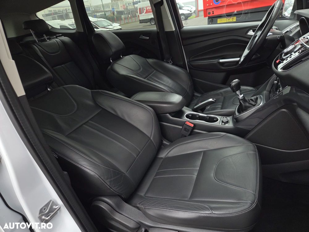 Ford Kuga 2.0 TDCi 2x4 ST-Line - 24