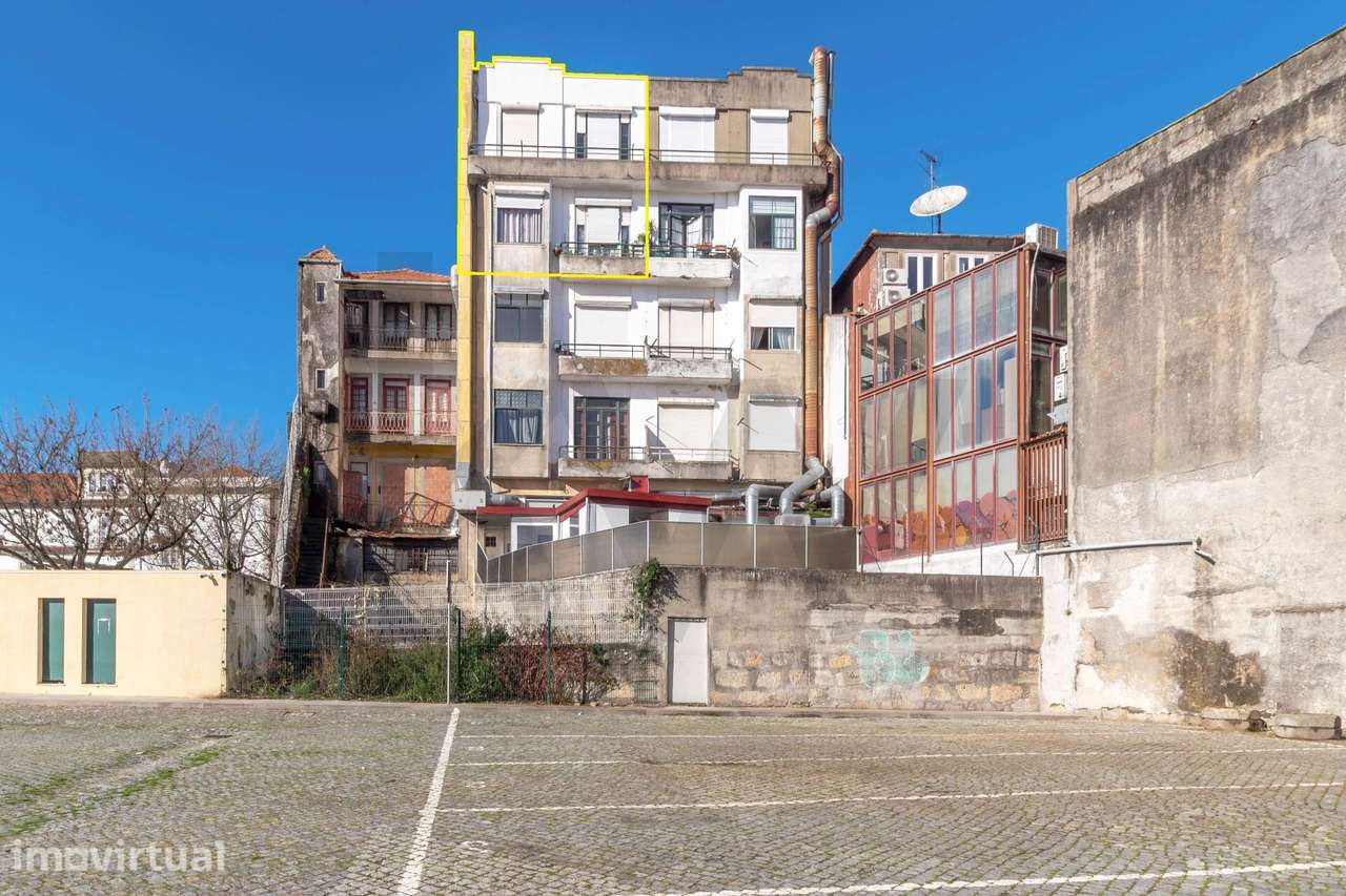 Apartamento T2+1 com excelente localização – Rua Augusto Rosa, Porto - Grande imagem: 2/47