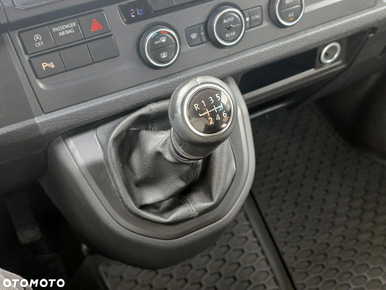Volkswagen Caravelle - 12