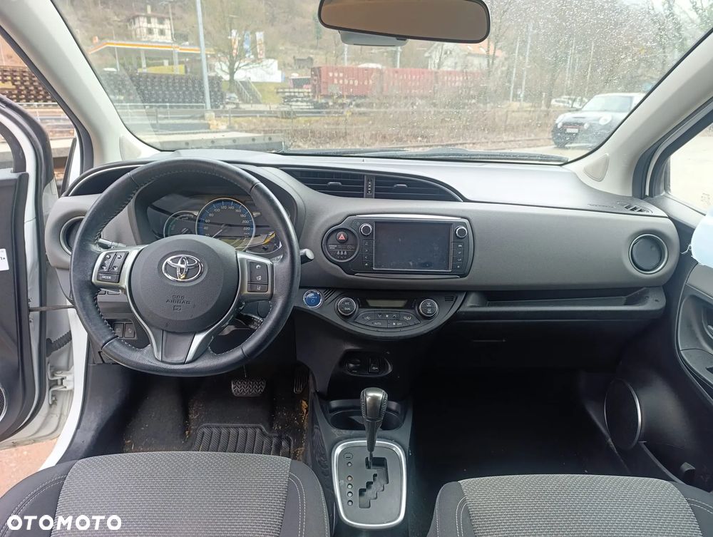 Toyota Yaris Hybrid 100 Life - 8