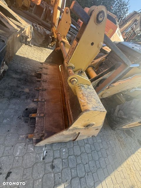 Caterpillar 432F2 - 12