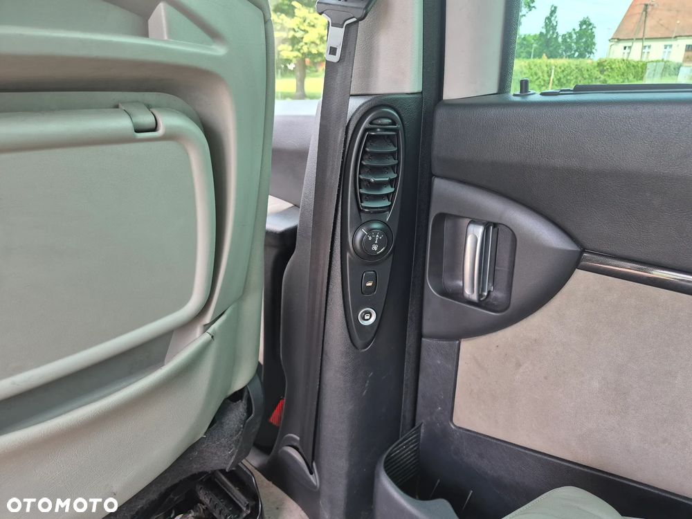 Peugeot 807 HDi 135 Platinum Pullmann - 31