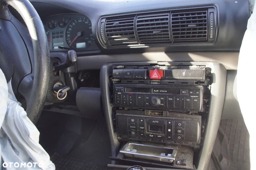 Auto na części - Audi A4 B5 1.8 20V 125 KM APT DWH LX6V 1999R Silnik Skrzynia Drzwi Błotnik Klapa Lampa Lusterko Klamka Szyba Deska Kokpit Sterownik Moduł Czujnik Licznik Panel Kierownica - 10