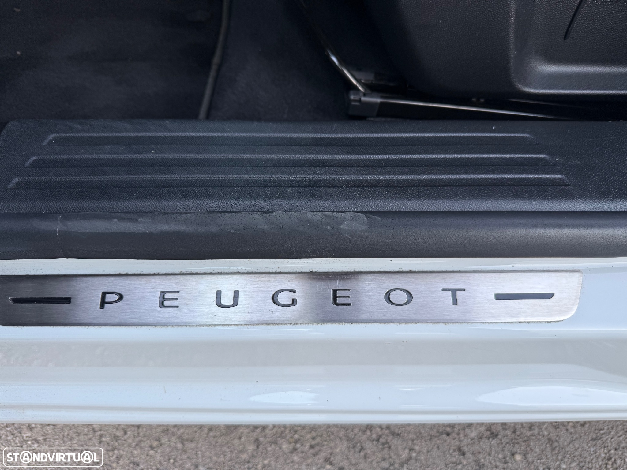 Peugeot e-2008 50 kWh GT - 17