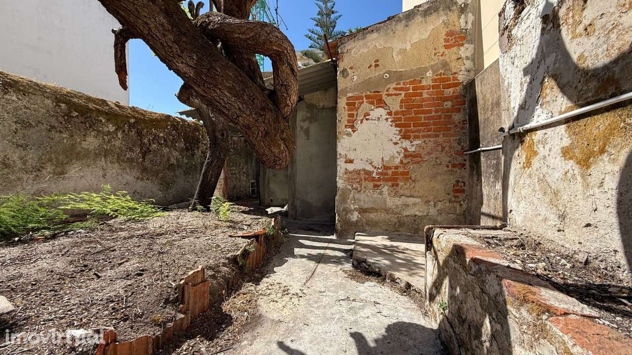 Moradia para reconstrução com duas frentes, situada no centro da ci... - Grande imagem: 3/5