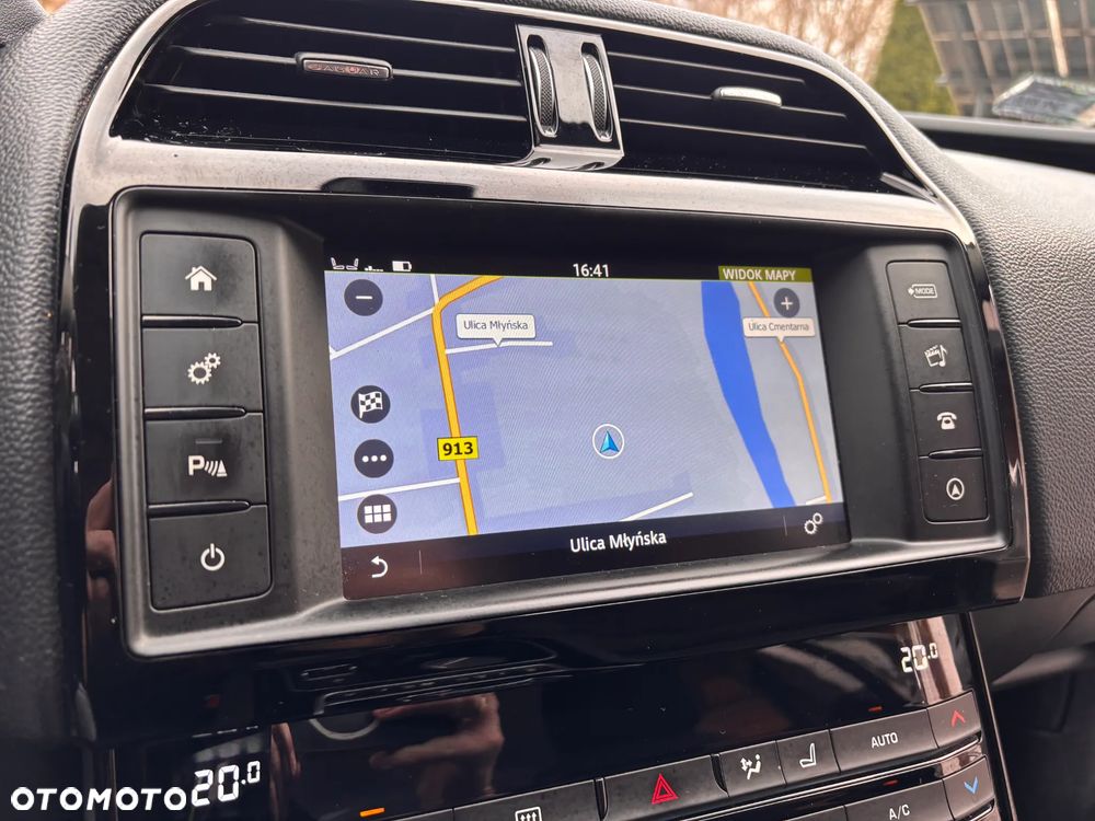 Jaguar XE 2.0 D Portfolio - 11