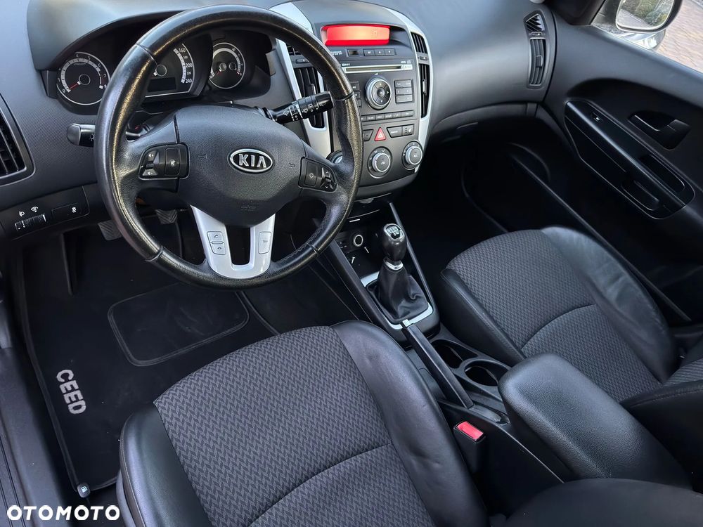 Kia Ceed 1.4 CVVT Dream-Team Edition - 12