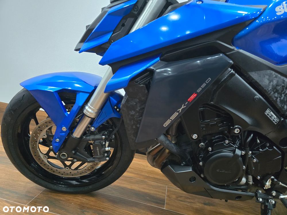 Suzuki GSX - 16