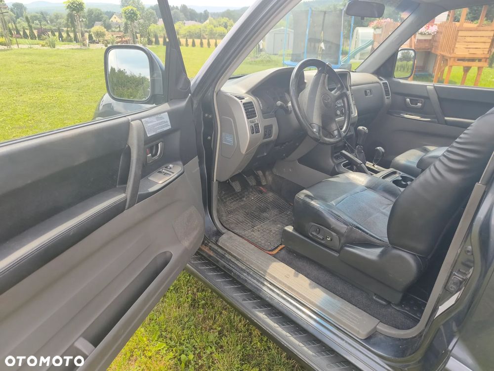 Mitsubishi Pajero - 10