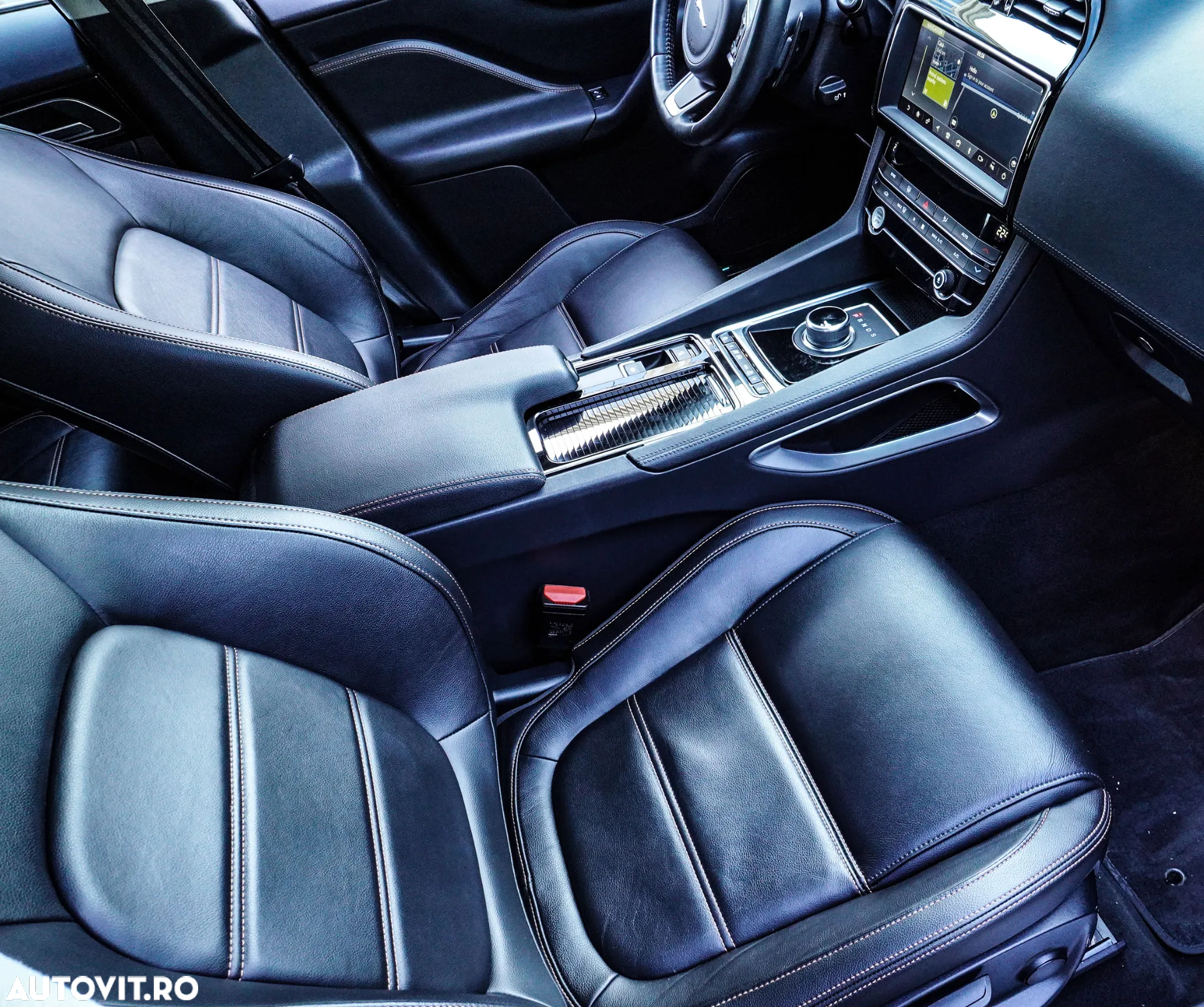 Jaguar F-Pace 25d AWD Pure - 13