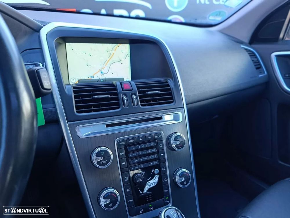 Volvo XC 60 2.0 D4 Momentum Geartronic - 13