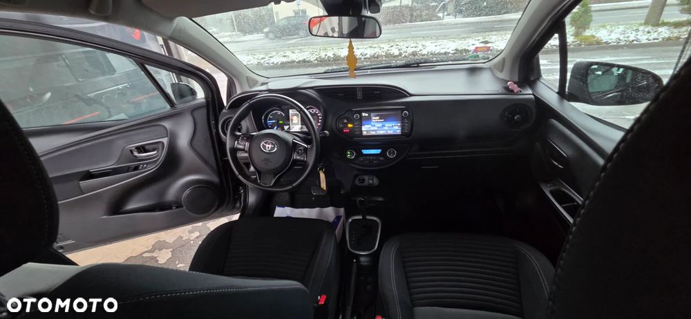 Toyota Yaris Hybrid 100 Terra - 34