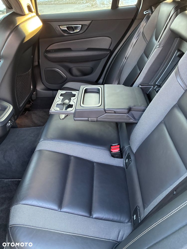 Volvo V60 D4 Geartronic R-Design - 23