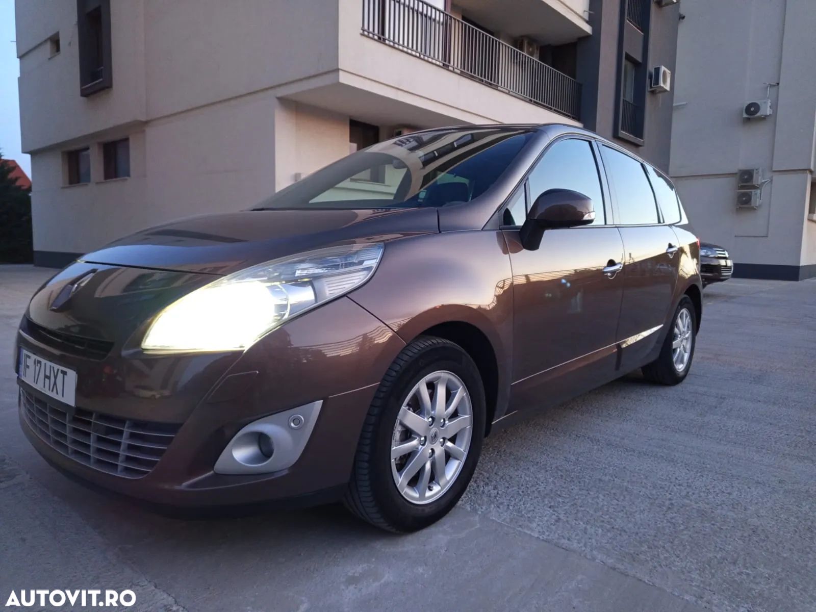 Renault Grand Scenic 1.9 dCi XXL FAP Avantage - 1