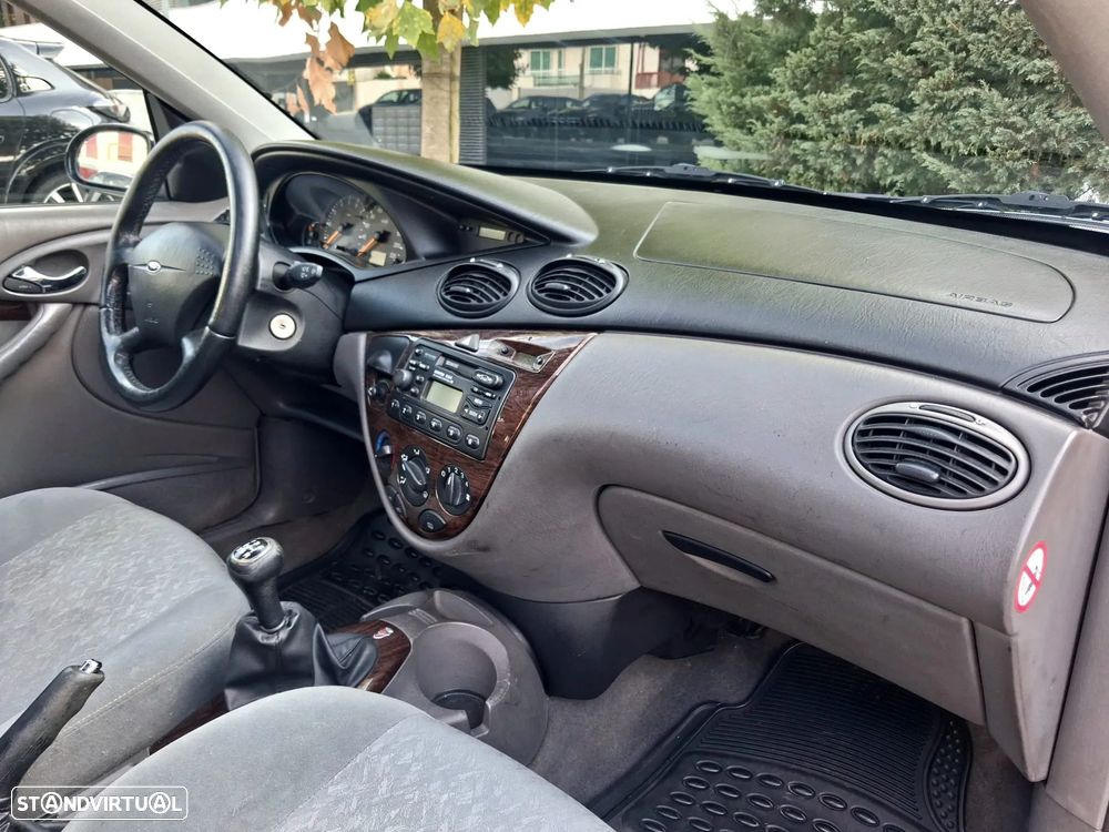 Ford Focus SW 1.6 Ghia - 28