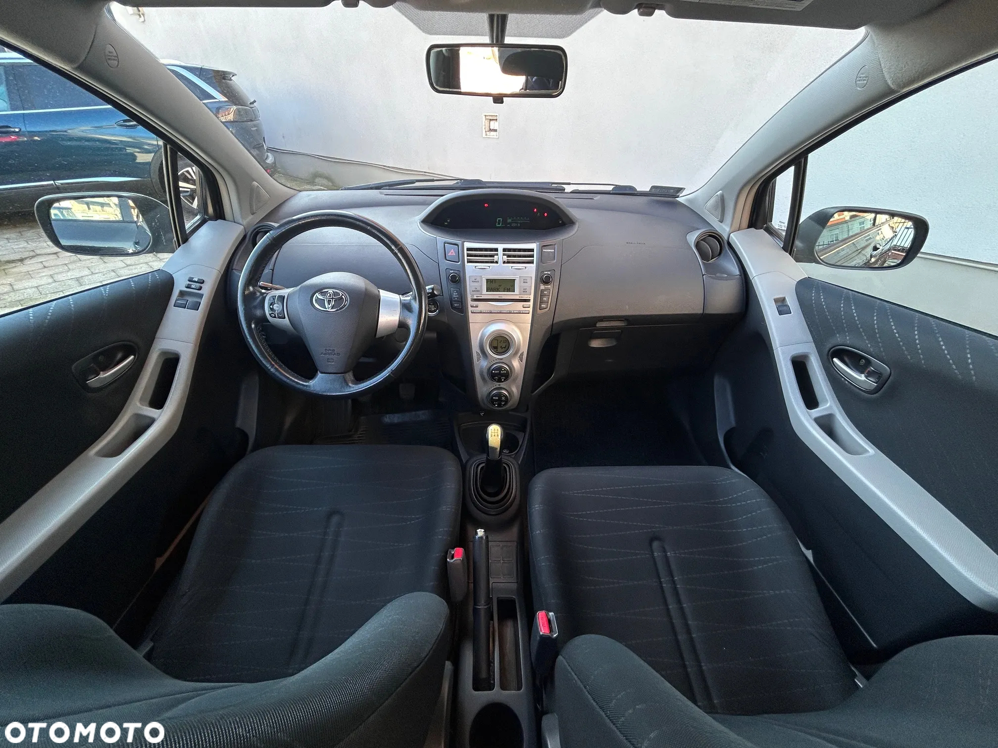 Toyota Yaris 1.3 - 9