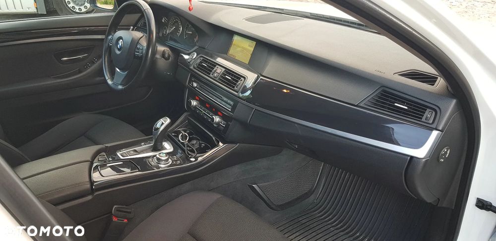BMW Seria 5 525d xDrive - 17
