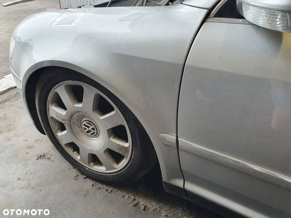 LG9R Volkswagen Phaeton 6.0 W12 2003 sedan Błotnik lewy i prawy przedni - 2