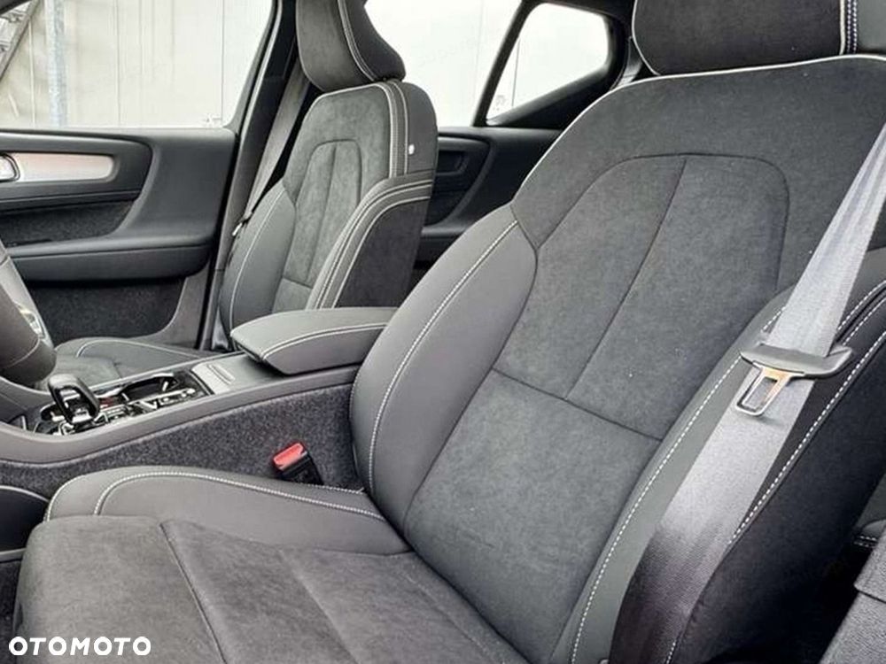 Volvo XC 40 B4 Plus Black Edition - 4