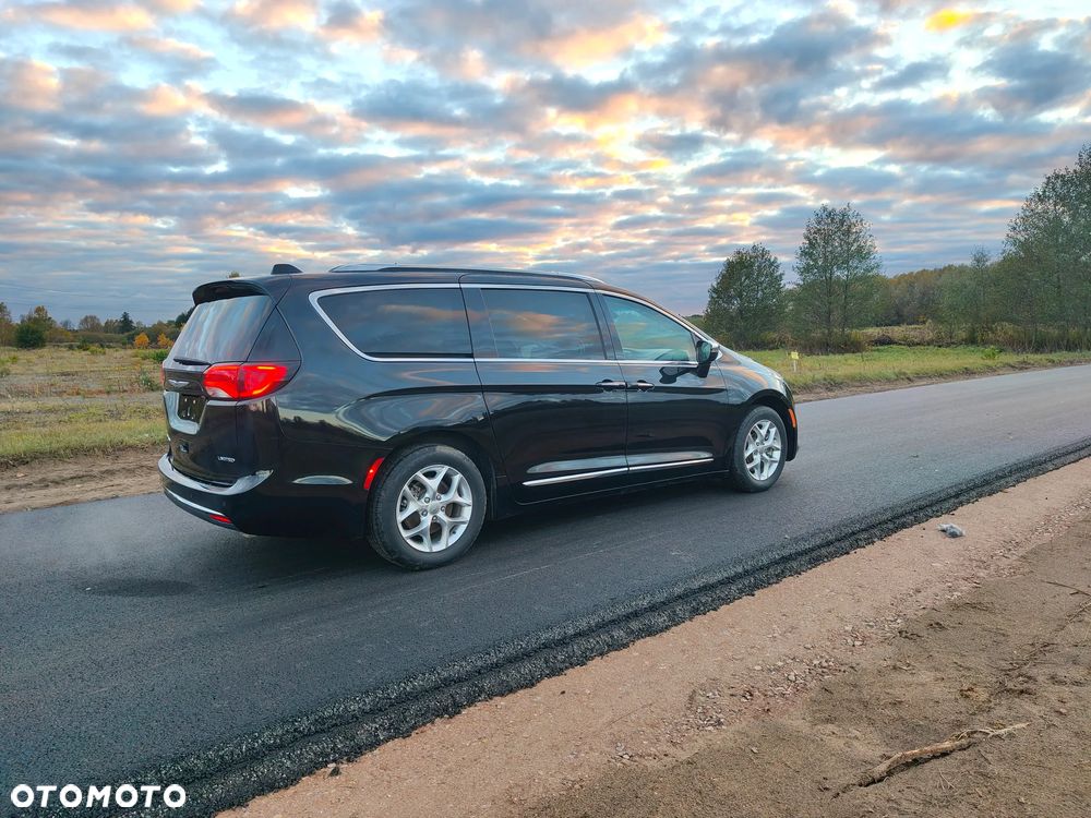 Chrysler Pacifica - 5