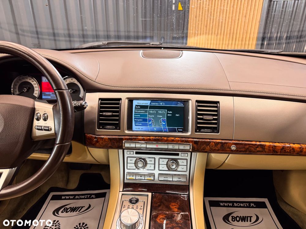Jaguar XF 5.0 V8 Premium Luxury - 23
