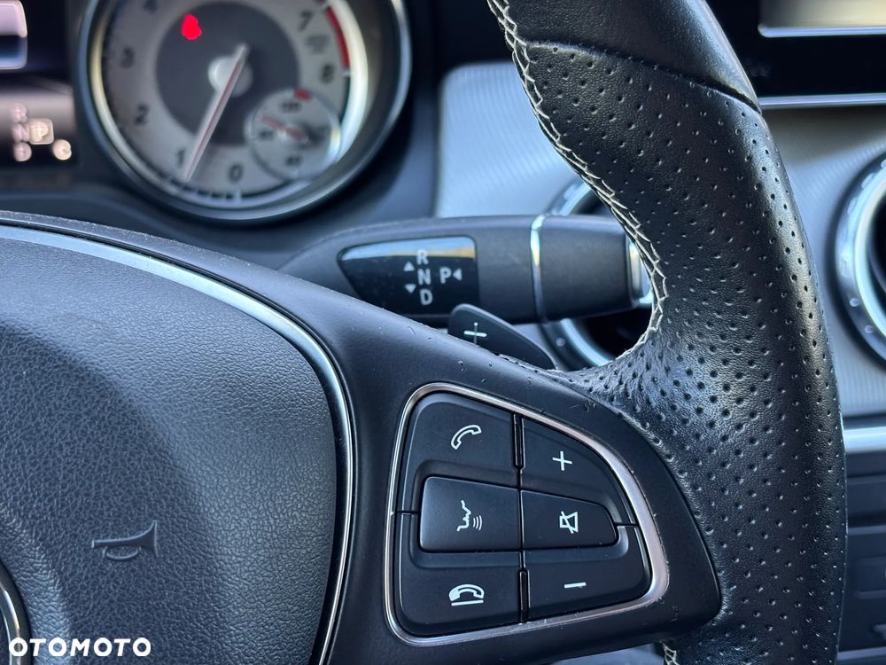 Mercedes-Benz GLA 200 7G-DCT Urban - 24
