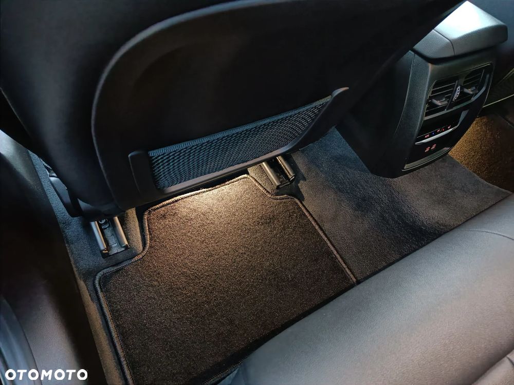 BMW Seria 3 330i xDrive Sport Line - 29