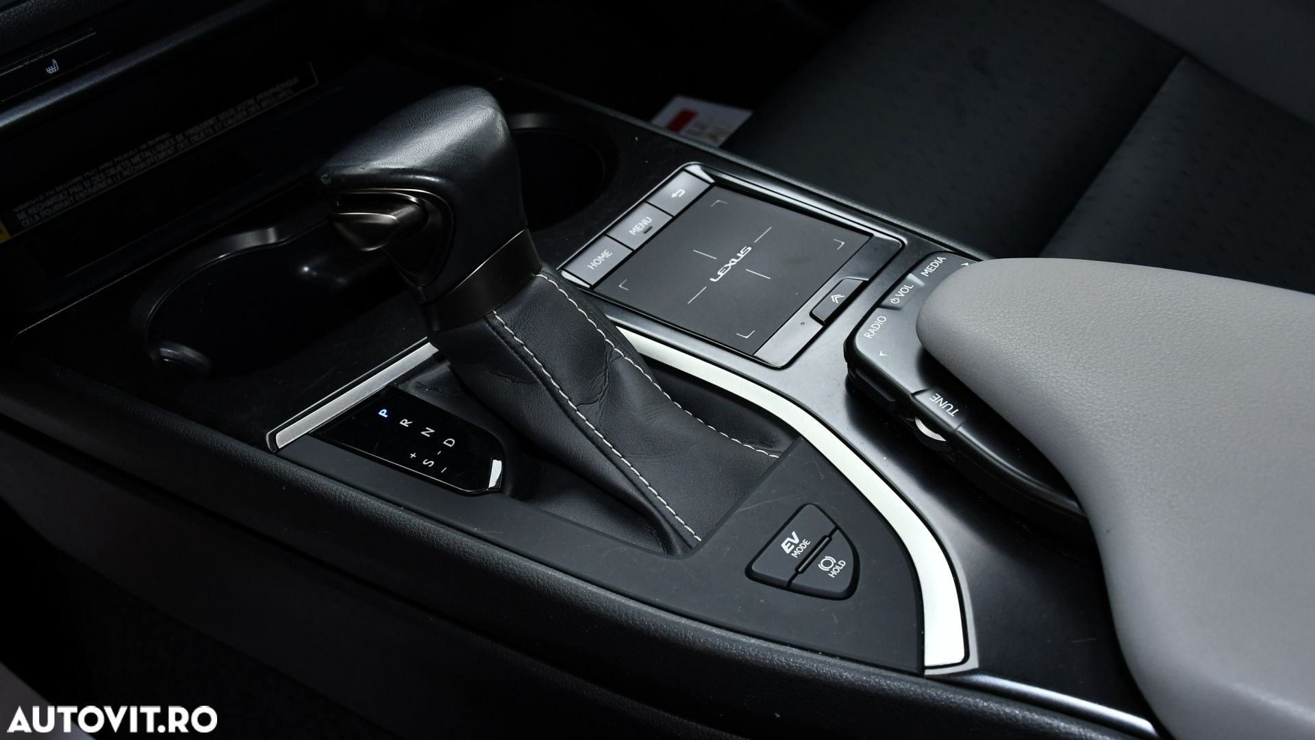 Lexus UX 250h (E-FOUR) Launch Edition - 13