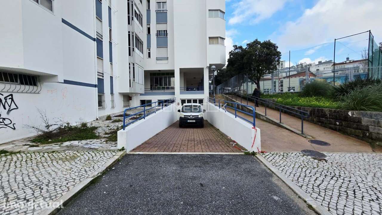 Loja com dois pisos, localizada em frente à Estação da CP da Rinchoa - Grande imagem: 2/11