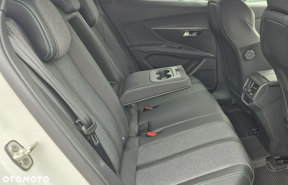 Peugeot 3008 1.2 PureTech mHEV Active Pack S&S e-DCS6 - 27
