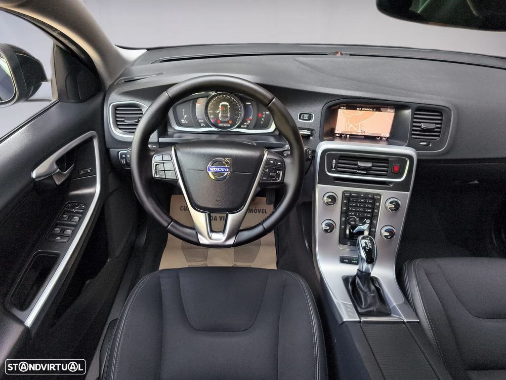 Volvo V60 2.4 D6 Momentum AWD Phev - 8