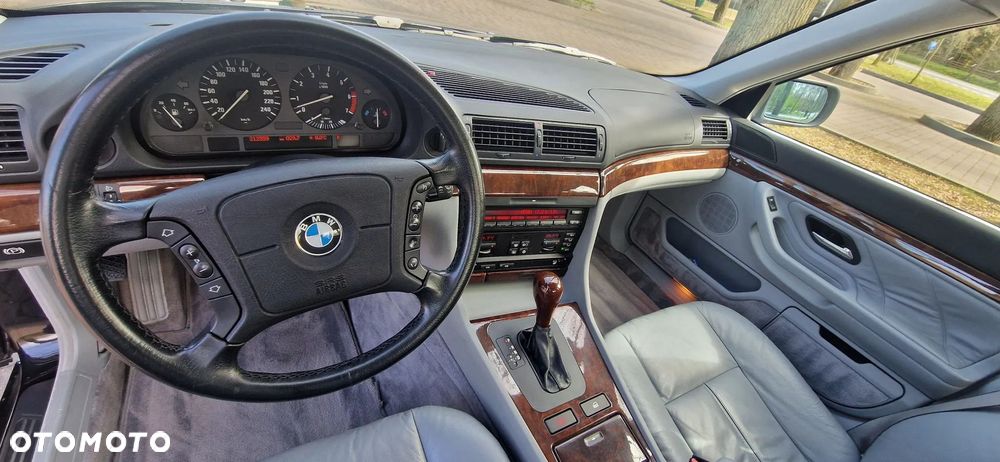 BMW Seria 7 740i - 8