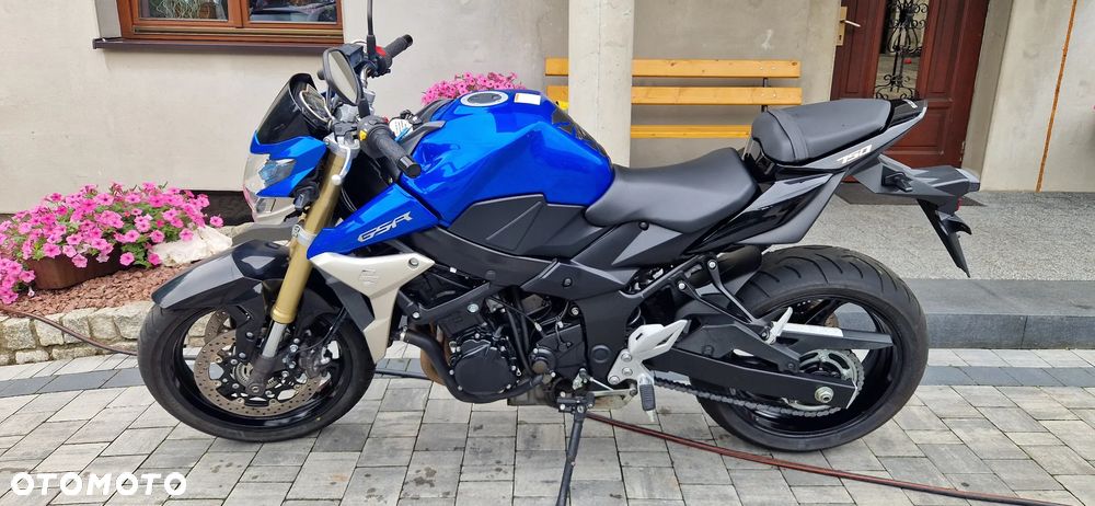 Suzuki GSR - 4