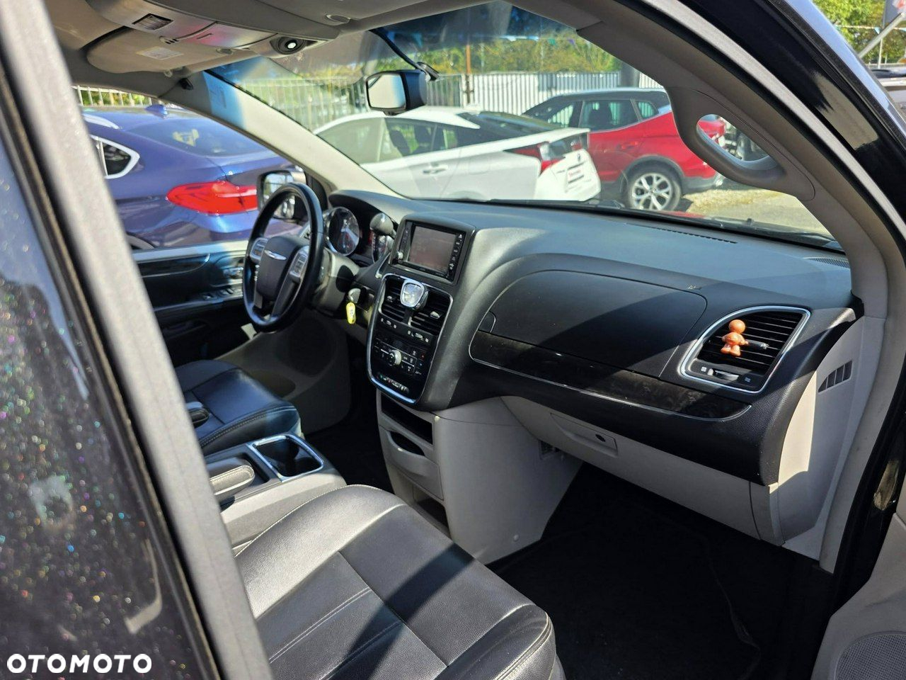 Chrysler Town & Country - 22